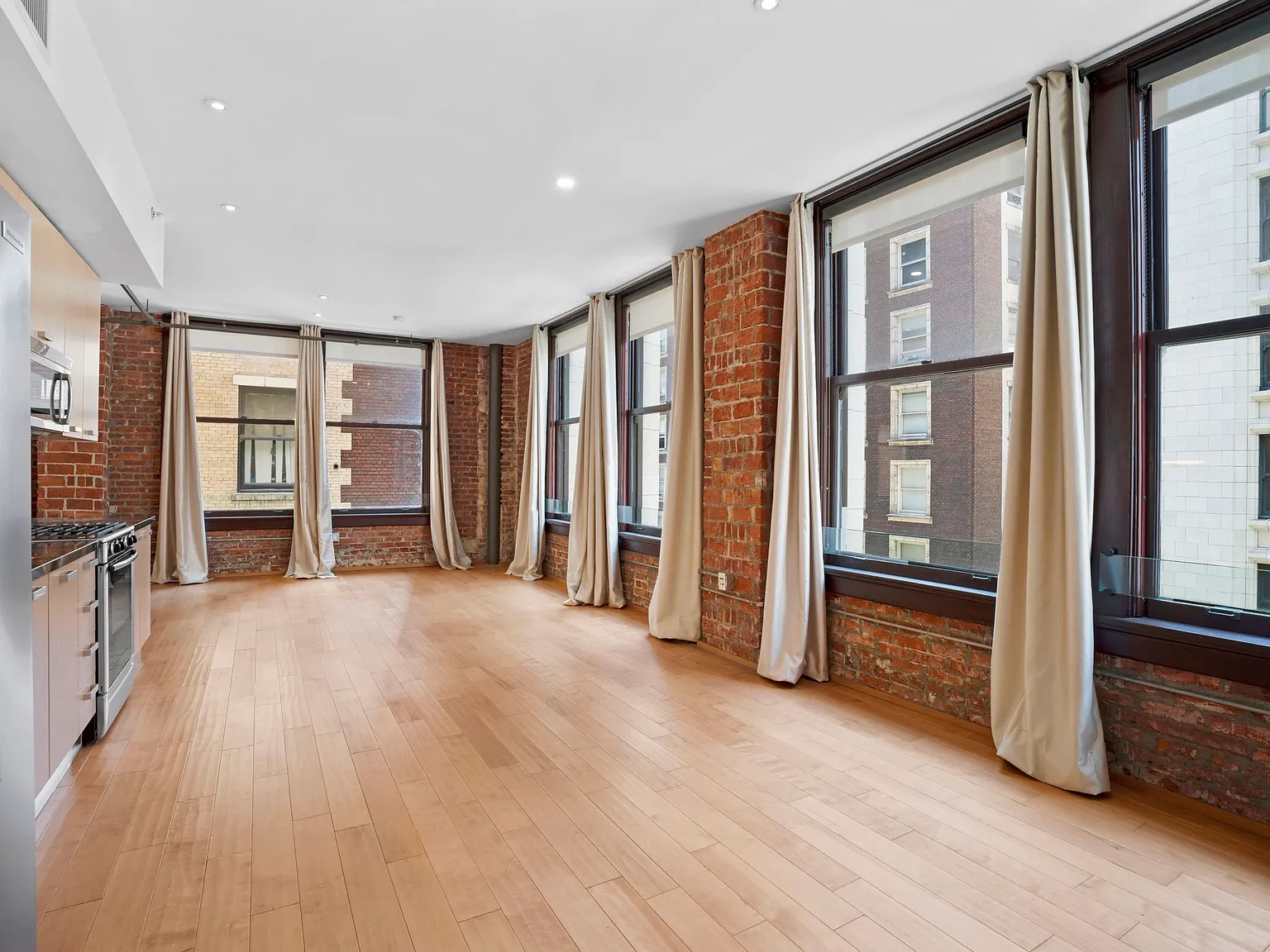 1 bed, 900 sqft, $2,400 — Photo 3