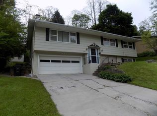 390 Red Fox Rd SE, Cedar Rapids, IA 52403