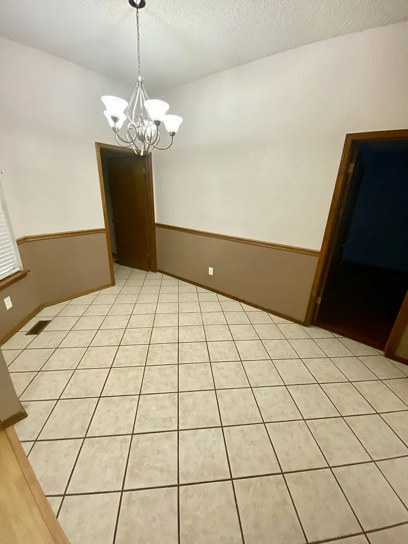 Storm Shelter! 3 bed 2 bath 2 car garage home for rent in Edmond near 15th and Santa Fe, dead end... — Photo 4