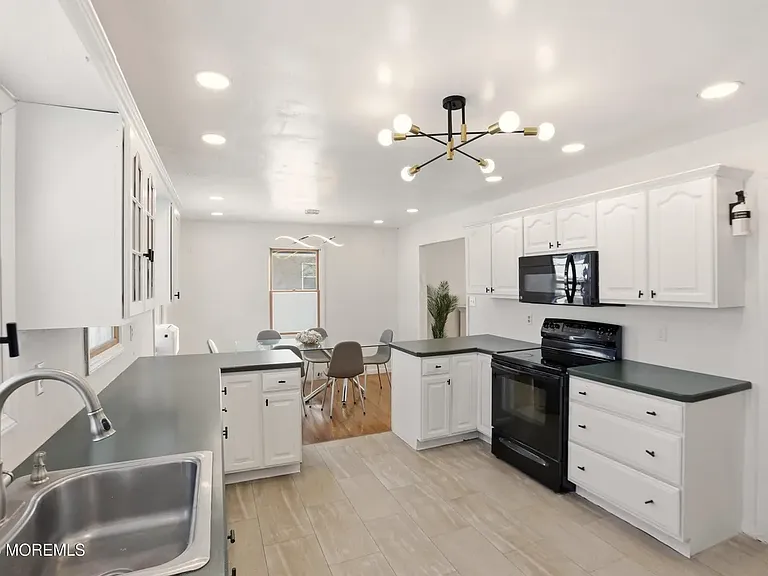 1033 Birmingham Ave — Photo 2