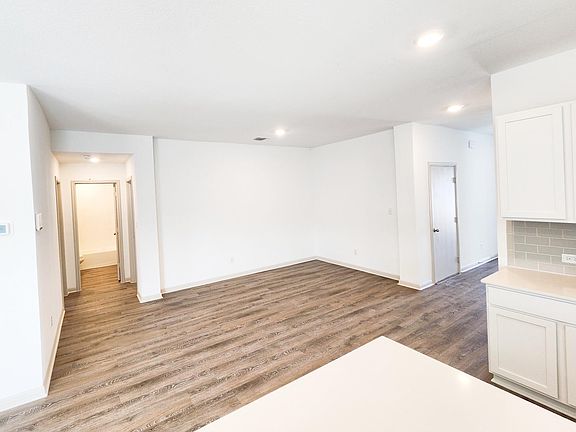3rd image of 307 Mulberry Creek Ln