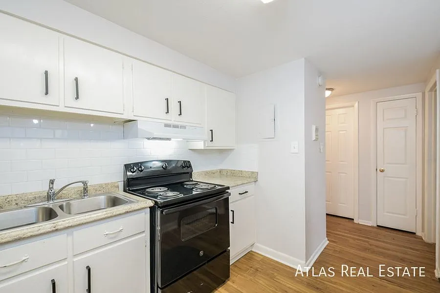 2bd with Amazing Proximity to Regis! — Photo 4