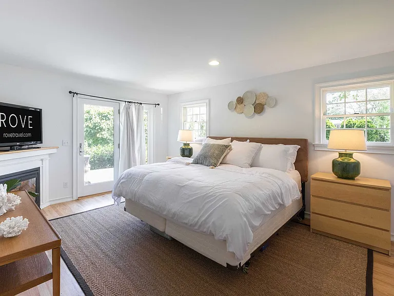 241 Pantigo Rd — Photo 9