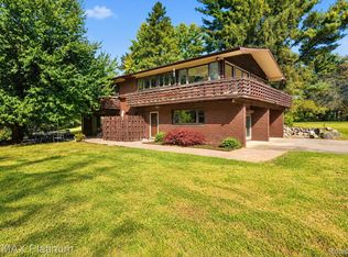21955 Spearswood Dr, Pinckney, MI 48169