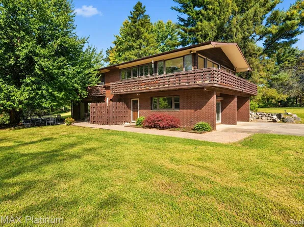 21955 Spearswood Dr, Pinckney, MI 48169