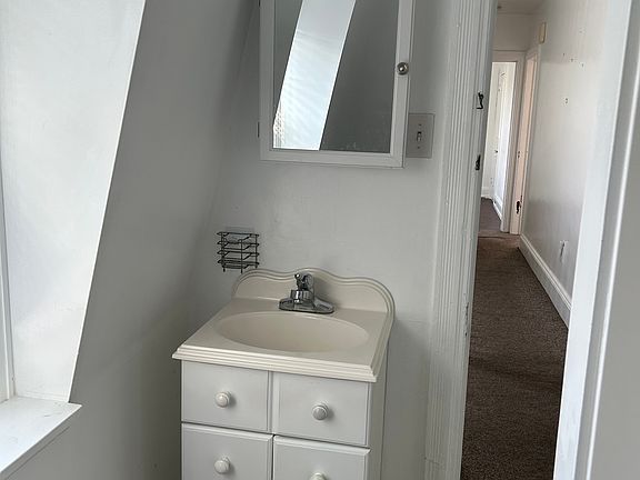 Bath w/ tub & shower