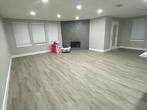 2nd image of 1424 Laurel Ln