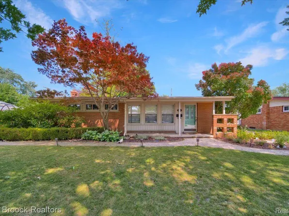 9322 Idaho St, Livonia, MI 48150