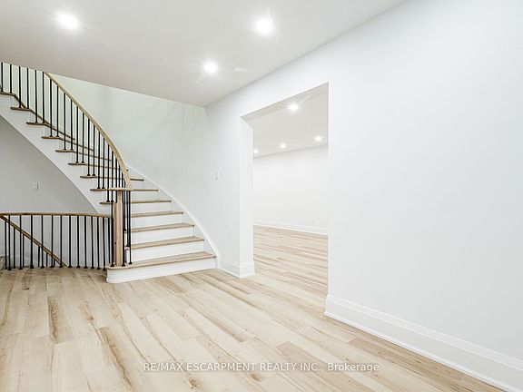3rd image of 2104 Mississauga Rd