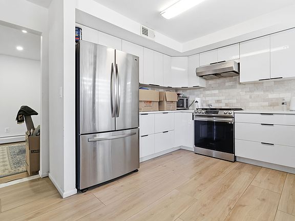 5th image of 2477 6th St Floor 1