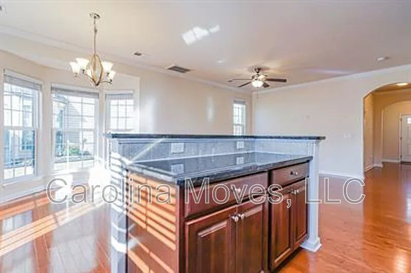 3 bed, 2.5 bath, 1592 sqft, $1,895 — Photo 4