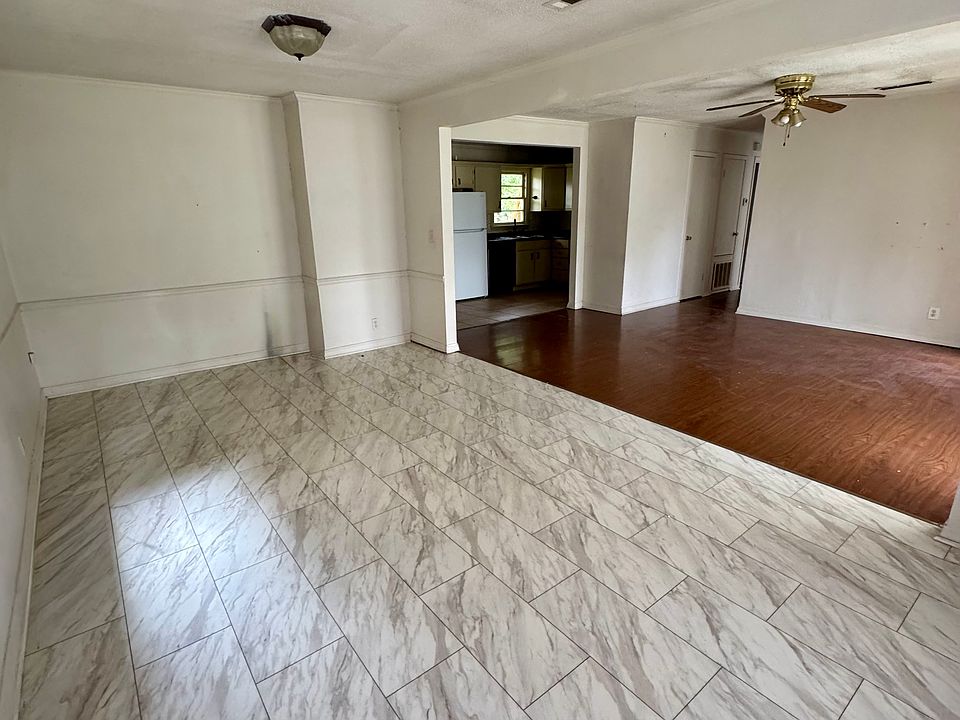 1st image of 1805 Leslie St
