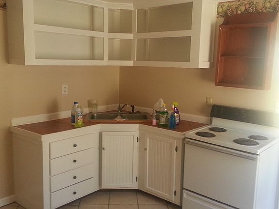 New kitchen w/tile floor