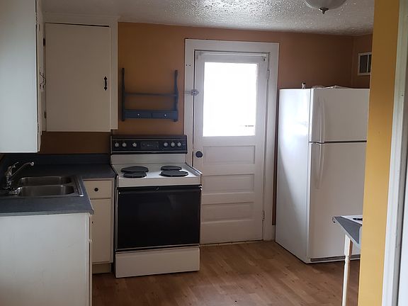 5th image of 123 W Main St