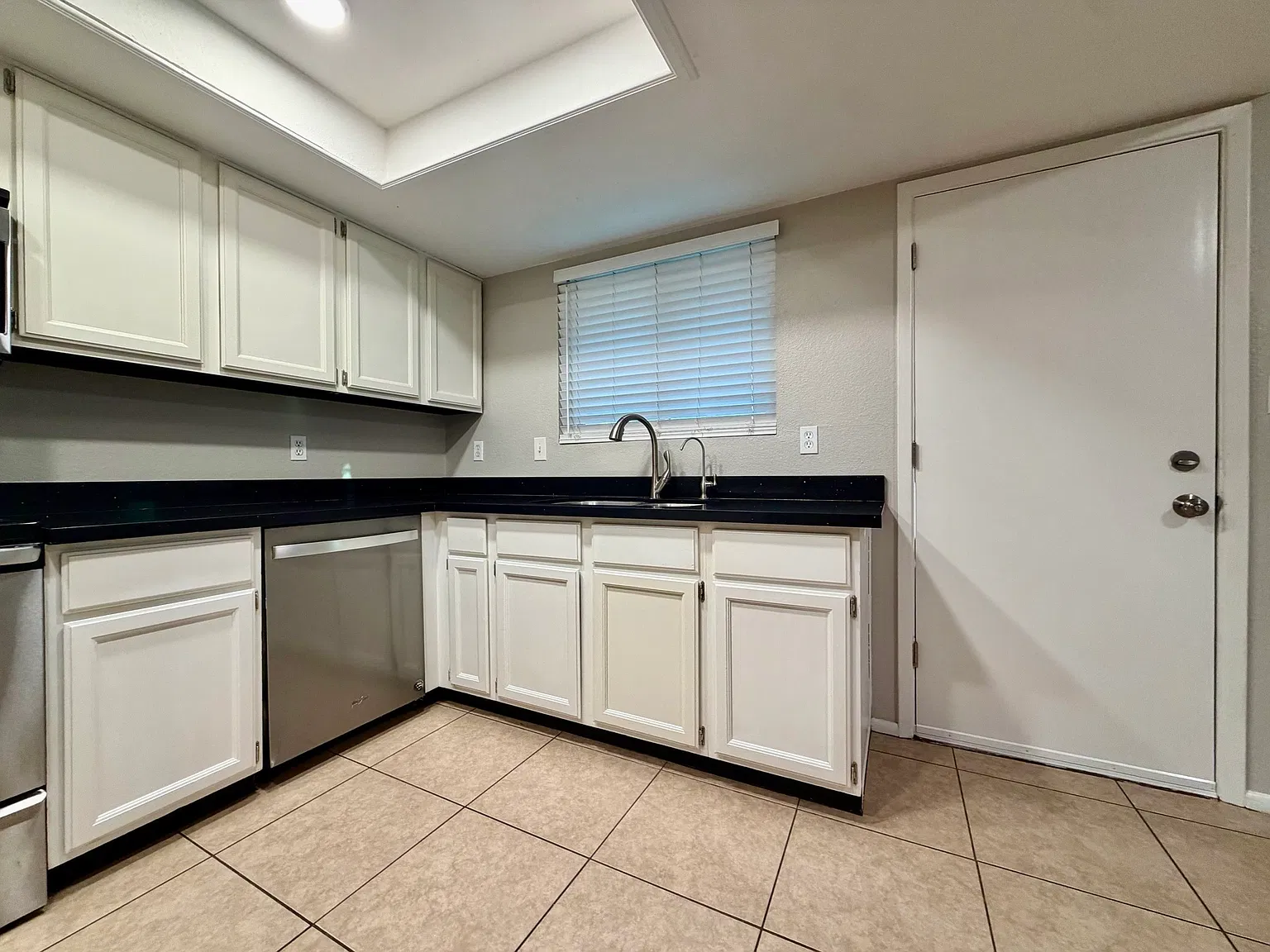 3 bed, 1285 sqft, $1,895 — Photo 3