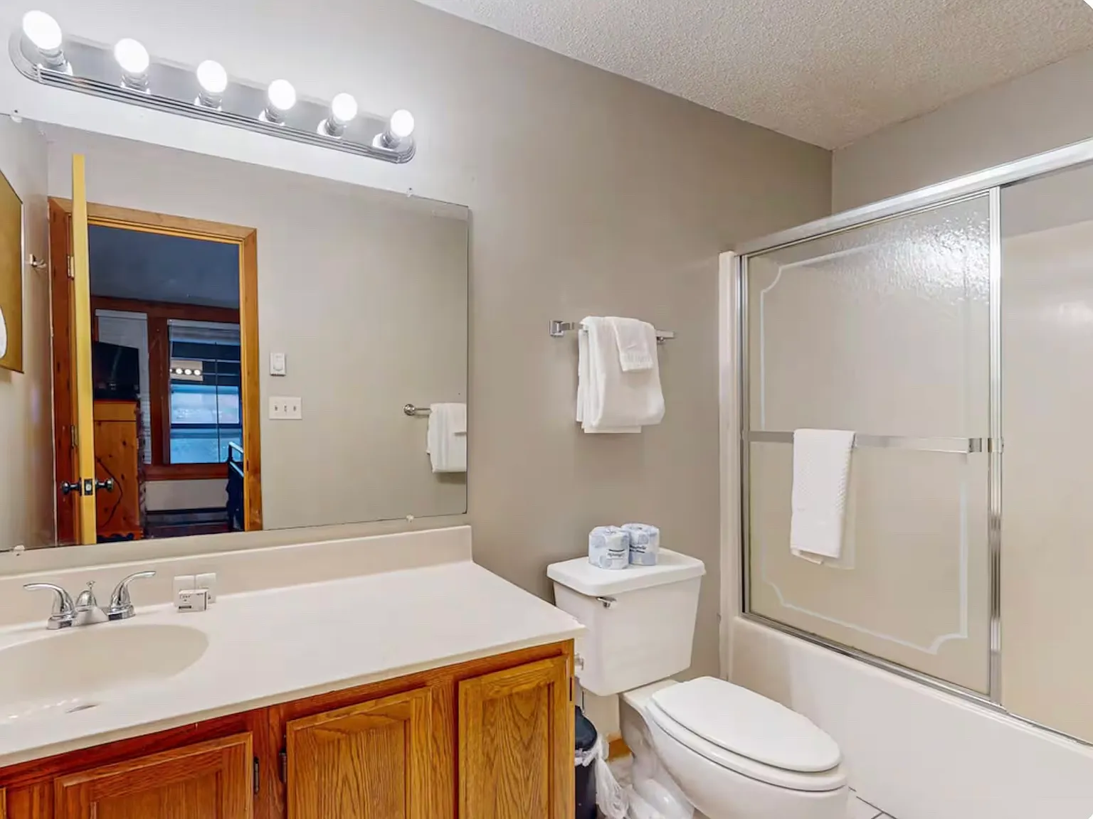 3 bed, 1317 sqft, $2,500 — Photo 2