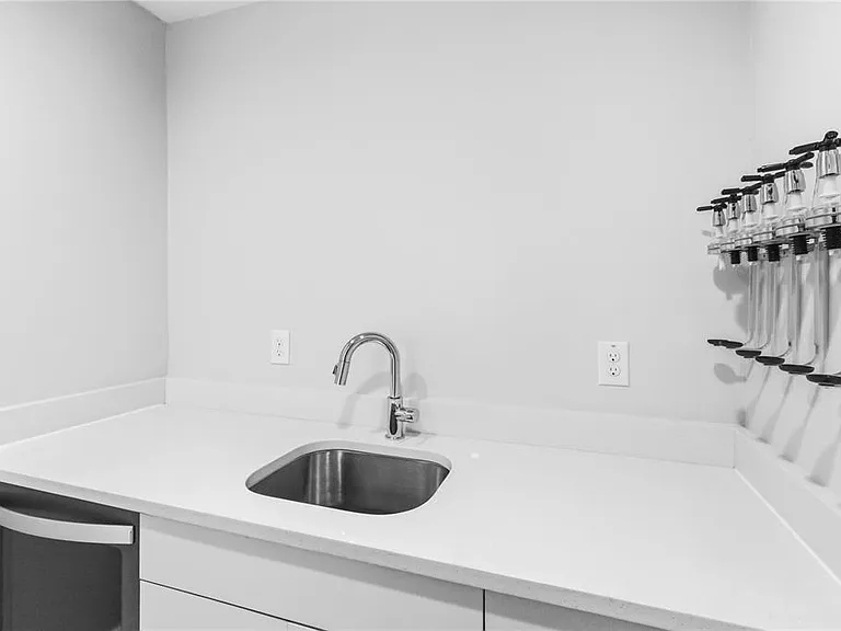 1332 W Gray St #5 — Photo 9