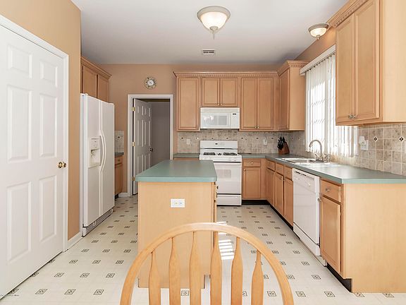 5th image of 23 Regina Dr