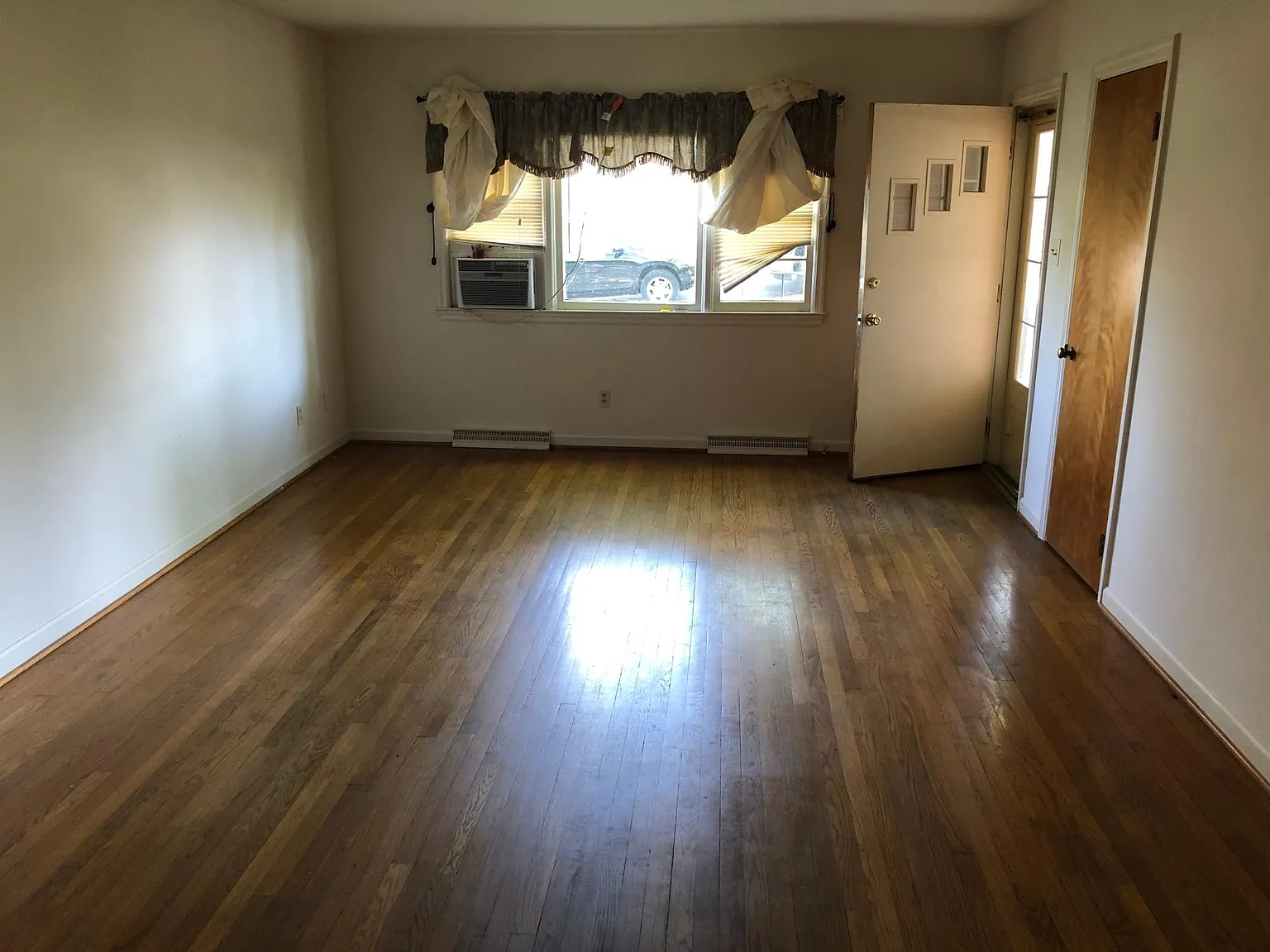 412 Oak St — Photo 3