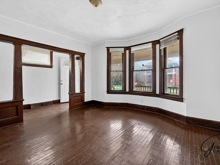 127 W Buena Vis — Photo 5