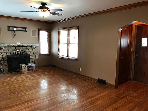 Living Room with fireplace and Entry area