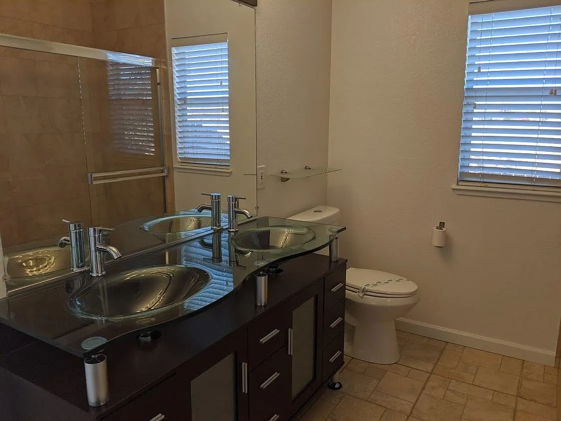 3 bed, 1150 sqft, $2,400 — Photo 4