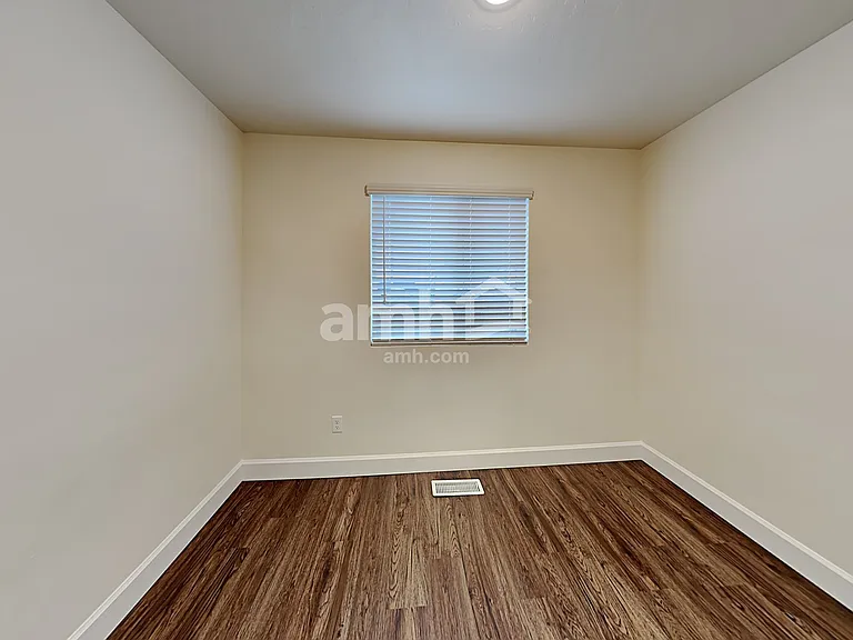 981 N Barkvine Ave — Photo 18