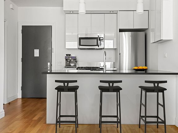 4th image of 550 W 54th St APT 2017