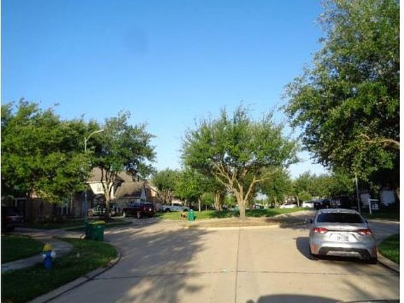 Exterior Neighborhood (street photo)