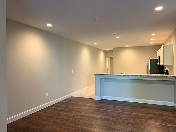 Kitchen (Breakfast Bar)