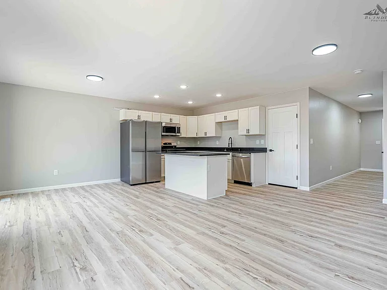 5943-5945 E Porcupine Ave — Photo 3
