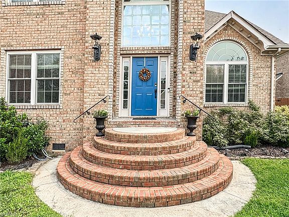 3rd image of 208 Leicester Ct