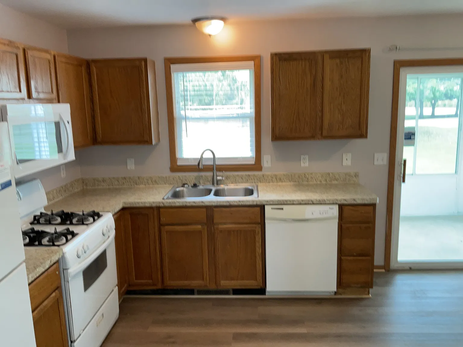 3 bed, 2.0 bath, 1348 sqft, $2,275 — Photo 4