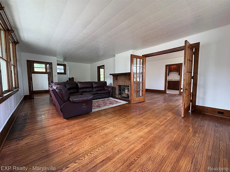 504 Clinton Ave — Photo 5