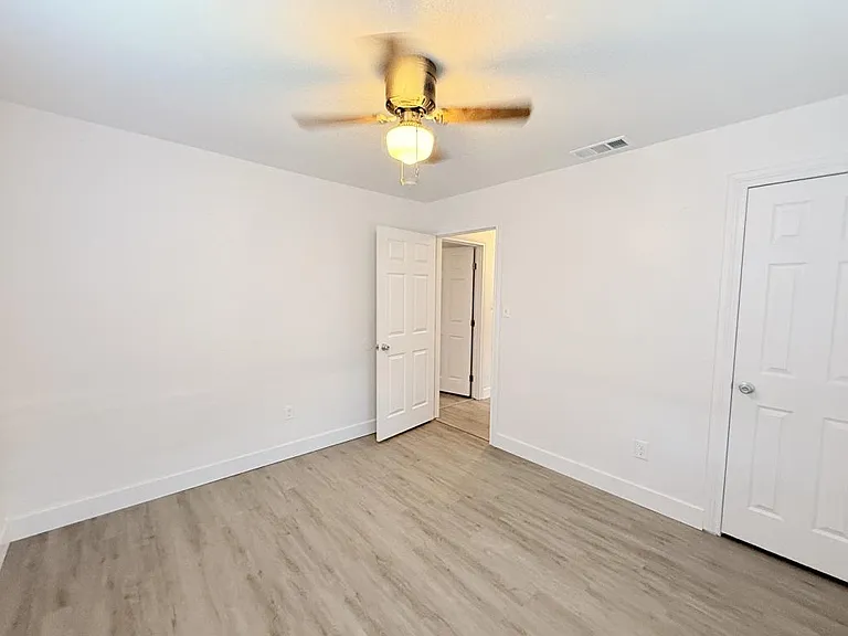 610 W Avenue B — Photo 33