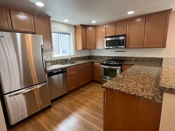 2124 N 112th St APT C, Seattle, WA 98133
