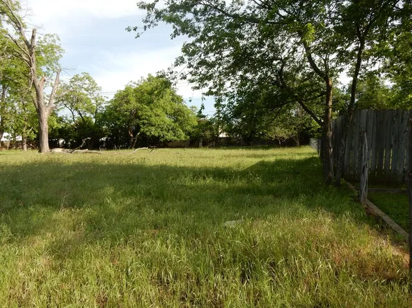 105 W Walch Ave, Fredericksburg, TX 78624
