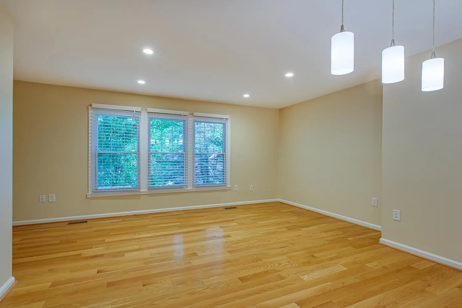 3 bed, 2.5 bath, 1083 sqft, $2,850 — Photo 2