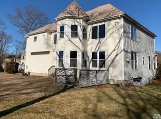 30 Apple Ct, Ridge, NY 11961