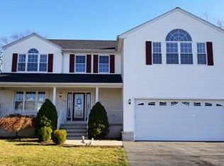 16 Hamlet Ct, Bristol, RI 02809