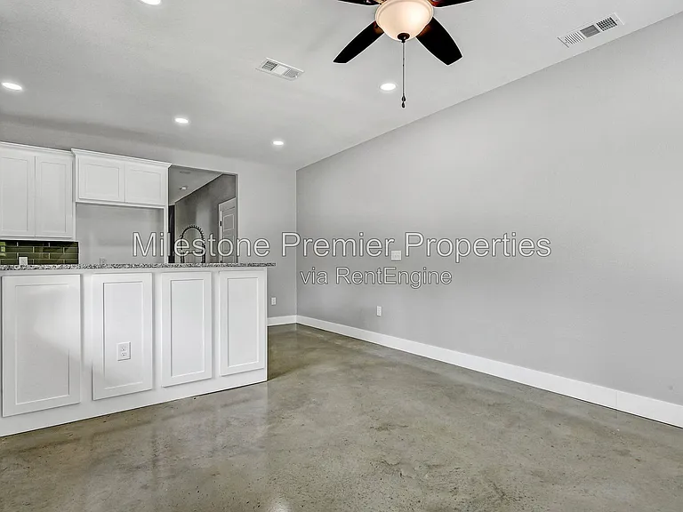 1323 S 5th Ave — Photo 5