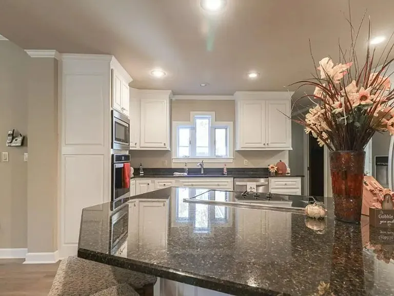 2100 Paula Dr — Photo 7