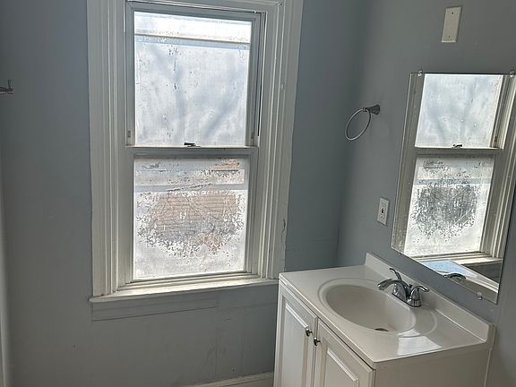 3rd image of 1018 Elm St