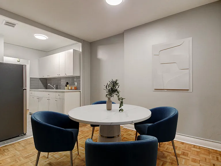 1639 Bloor St W — Photo 2