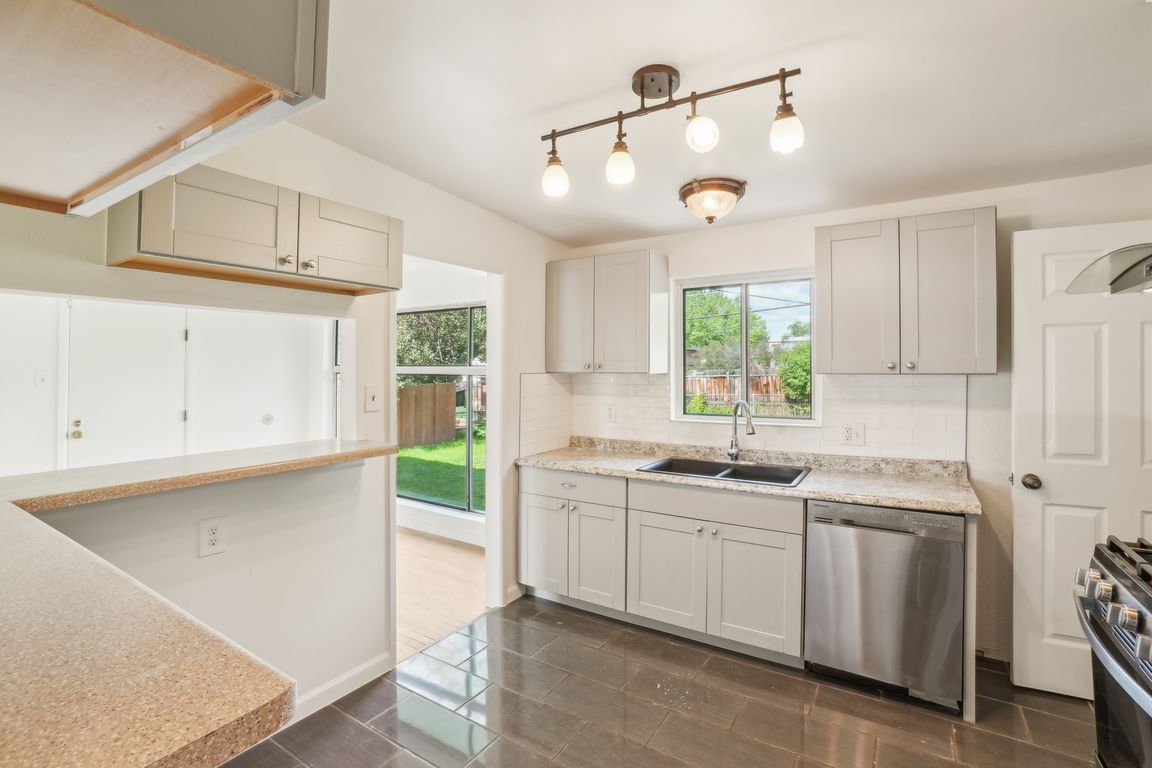 Carr St-2905-015.jpg