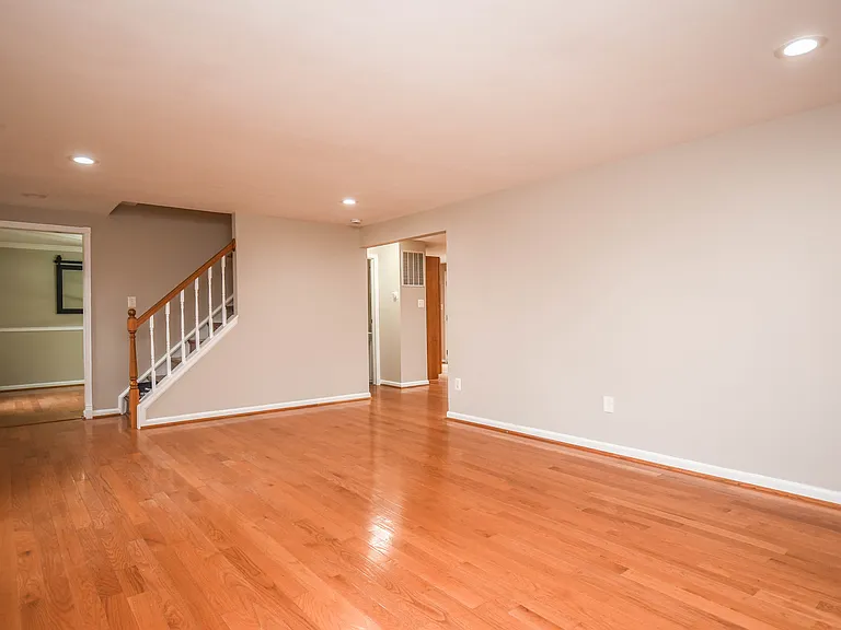9627 Locust Hill Dr — Photo 3