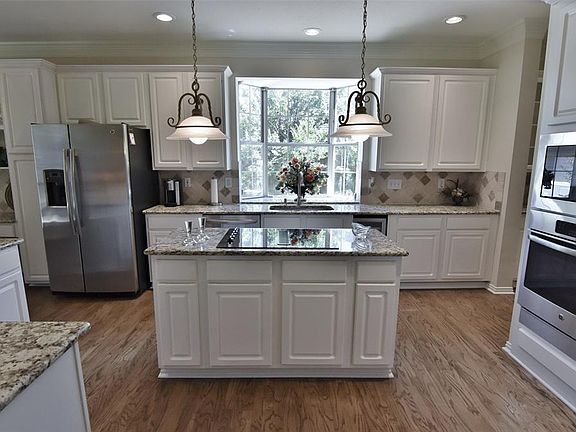 4th image of 2201 Templeton Dr