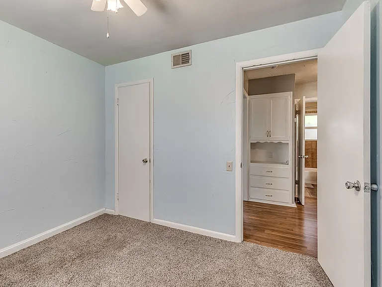 820 E Carroll Ln — Photo 16