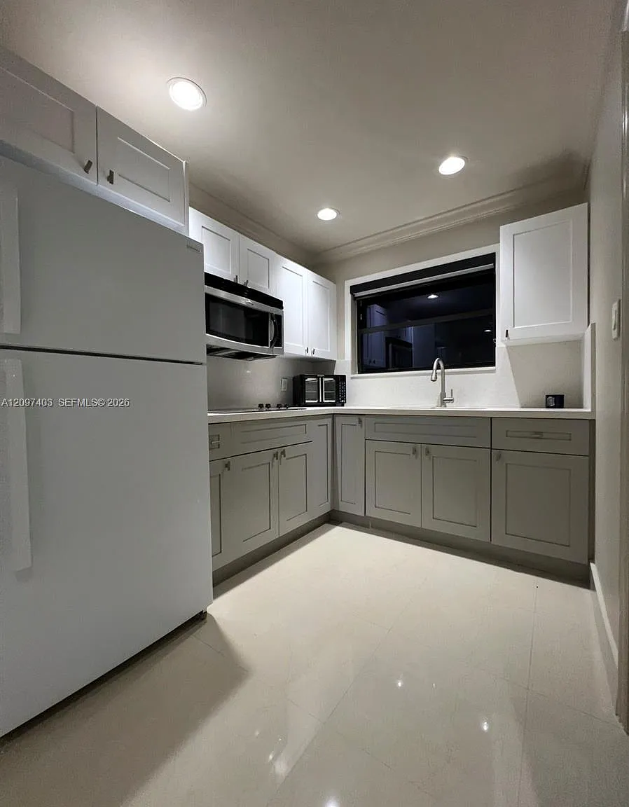 Catalina Pines — Photo 2