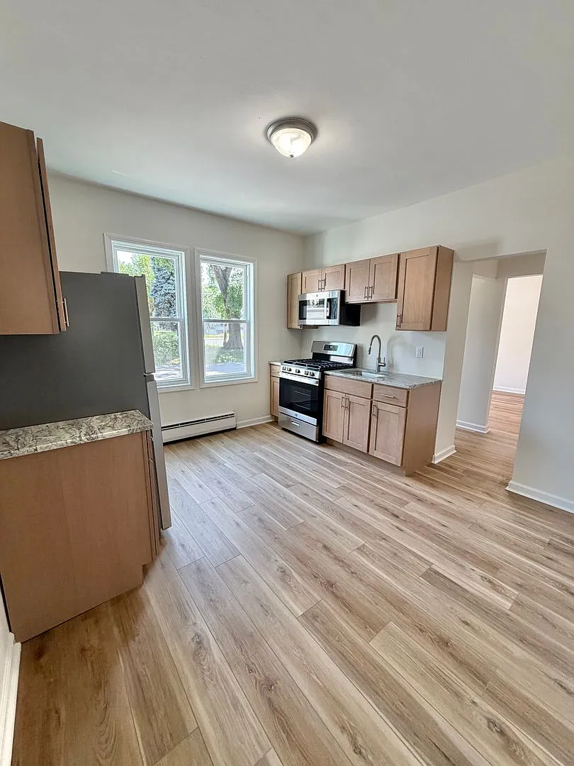 699 Stanley St — Photo 1